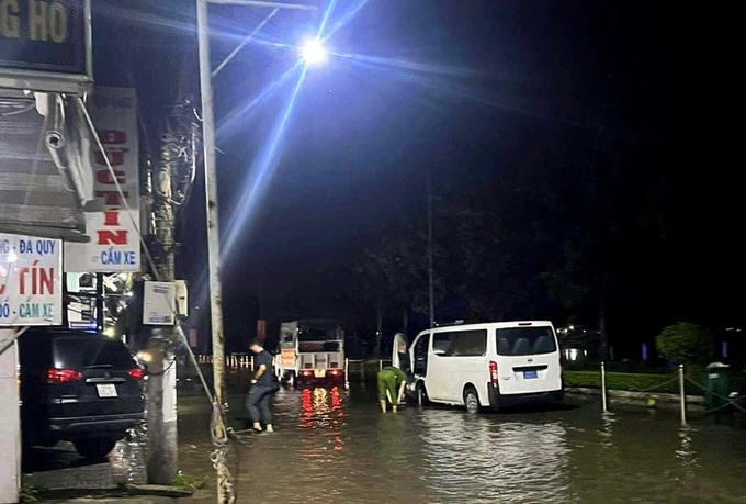 Two teenagers electrocuted as tidal surge causes flooding in Can Tho - 1