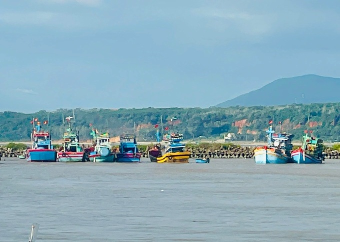 Floods sweep away seven fishing boats in Phan Thiet - 1 Floods sweep away seven fishing boats in Phan Thiet - 1