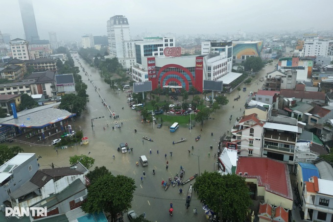 Heavy floods submerge Hue, residents forced to travel by boat - 1