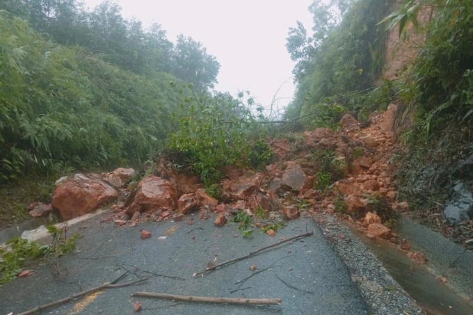 Heavy floods submerge Hue, residents forced to travel by boat - 6