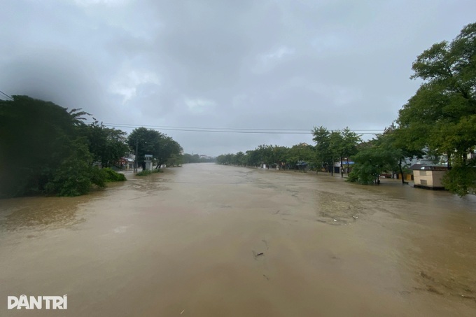 Heavy floods submerge Hue, residents forced to travel by boat - 2