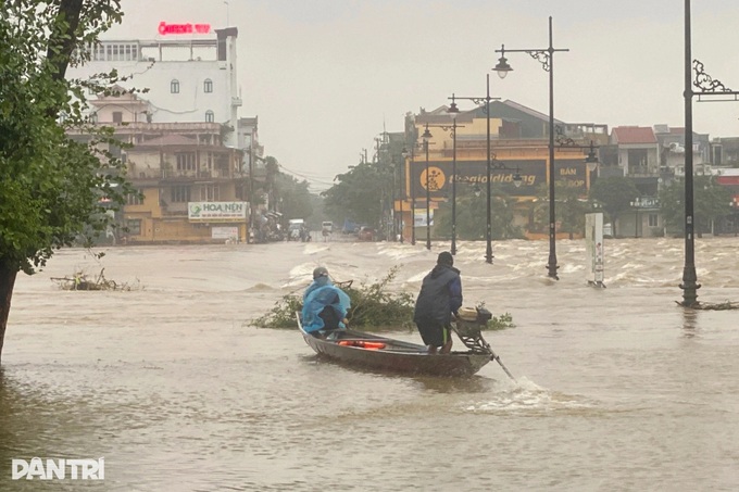 Heavy floods submerge Hue, residents forced to travel by boat - 3