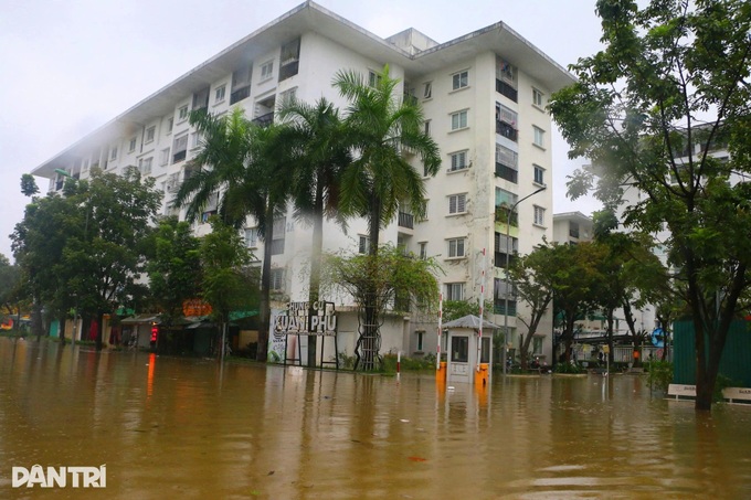 Heavy floods submerge Hue, residents forced to travel by boat - 5
