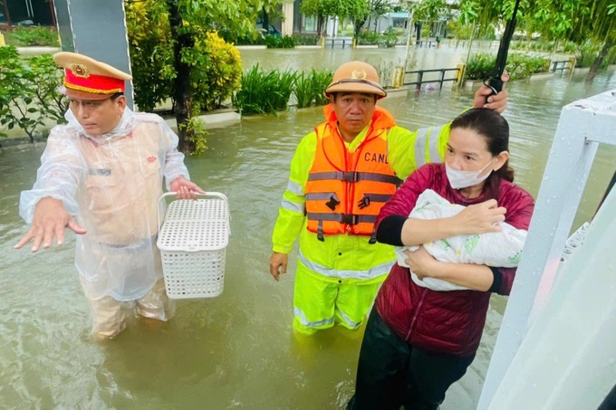 Heavy floods submerge Hue, residents forced to travel by boat - 7