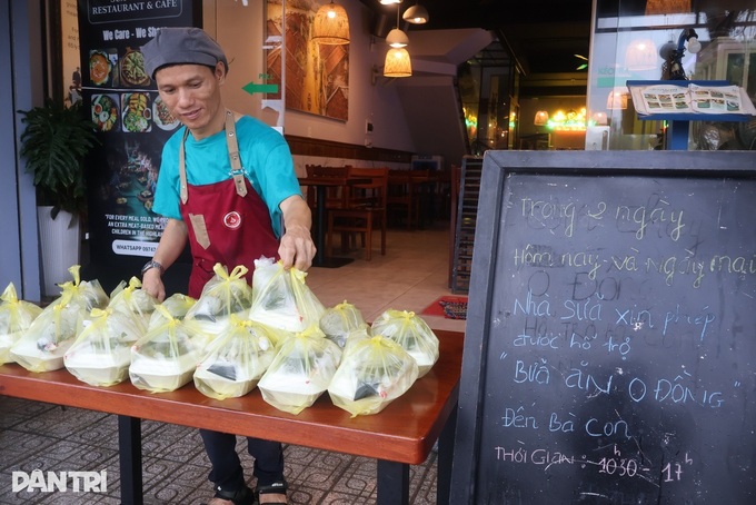 Hoi An restaurant cooks over 100 free meals daily for flood-affected - 1 Hoi An restaurant cooks over 100 free meals daily for flood-affected - 1