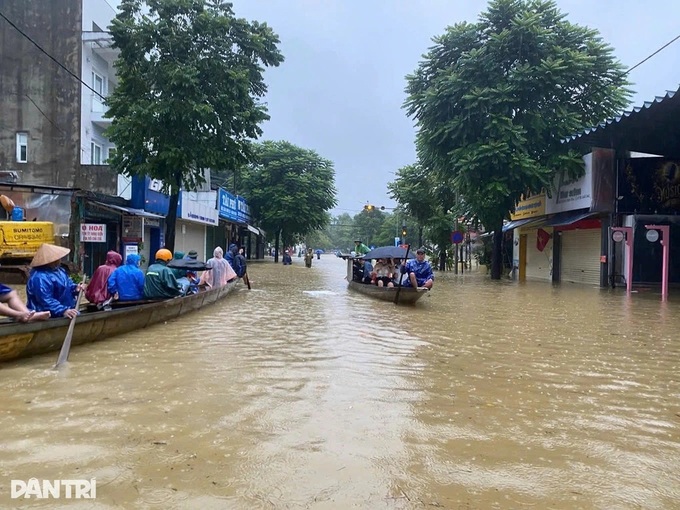 Central Vietnam faces more torrential rain, north turns cooler - 1