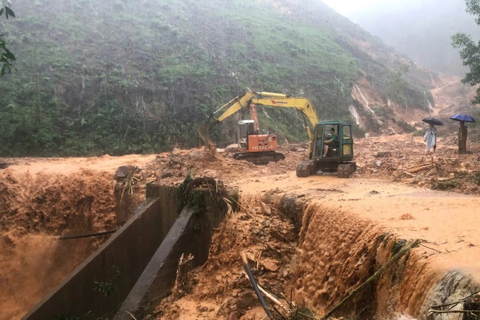 Floodwaters surround Hue Imperial Citadel - 10 Floodwaters surround Hue Imperial Citadel - 10