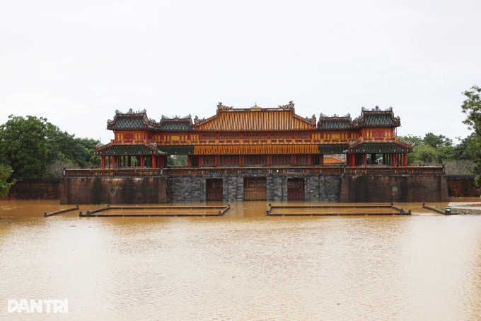 Floodwaters surround Hue Imperial Citadel - 1 Floodwaters surround Hue Imperial Citadel - 1