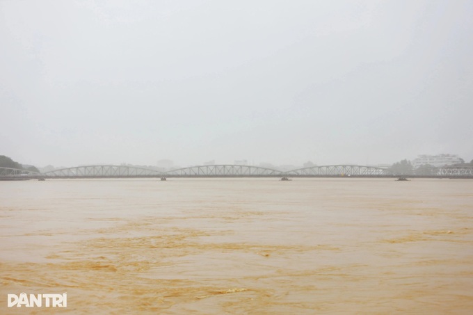 Floodwaters surround Hue Imperial Citadel - 2 Floodwaters surround Hue Imperial Citadel - 2