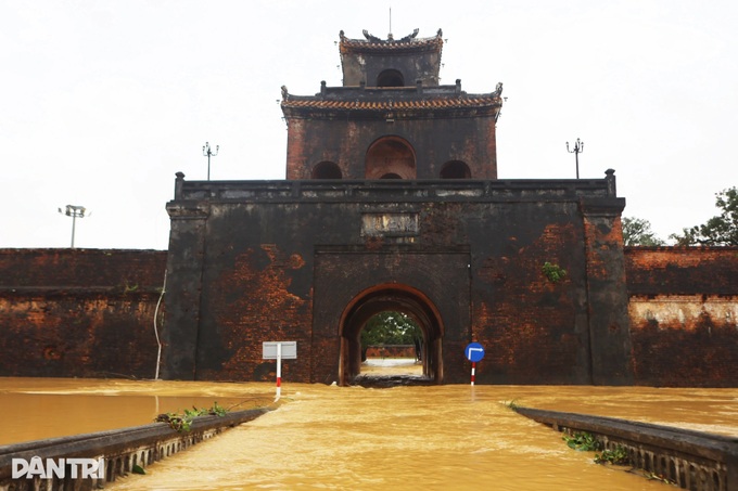 Floodwaters surround Hue Imperial Citadel - 4 Floodwaters surround Hue Imperial Citadel - 4
