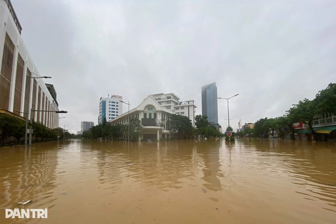 Floodwaters surround Hue Imperial Citadel - 6 Floodwaters surround Hue Imperial Citadel - 6