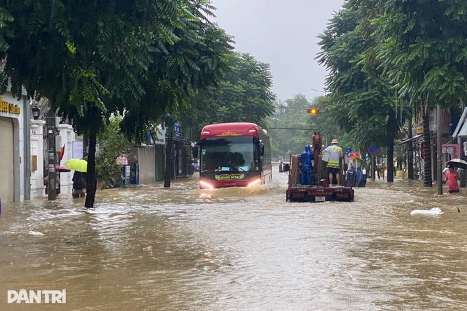 Floodwaters surround Hue Imperial Citadel - 9 Floodwaters surround Hue Imperial Citadel - 9