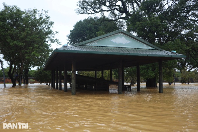 Floodwaters surround Hue Imperial Citadel - 5 Floodwaters surround Hue Imperial Citadel - 5