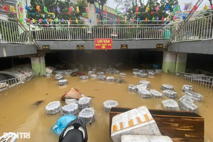 Floodwaters surround Hue Imperial Citadel - 11 Floodwaters surround Hue Imperial Citadel - 11