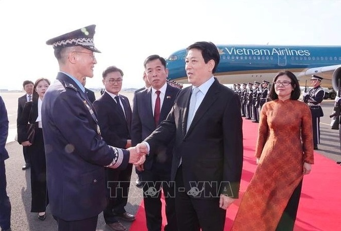 President Luong Cuong arrives in RoK for APEC Economic Leaders’ Week - 2 President Luong Cuong arrives in RoK for APEC Economic Leaders’ Week - 2