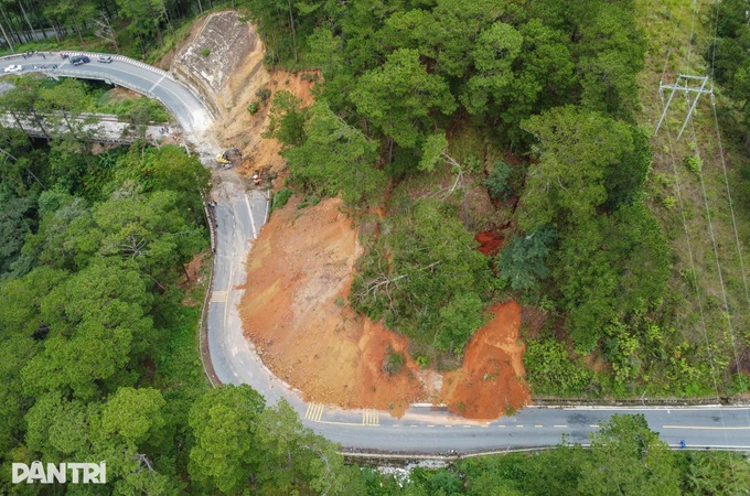 Landslides block mountain pass linking Dalat and Khanh Hoa coast - 1 Landslides block mountain pass linking Dalat and Khanh Hoa coast - 1