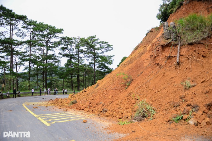 Landslides block mountain pass linking Dalat and Khanh Hoa coast - 2 Landslides block mountain pass linking Dalat and Khanh Hoa coast - 2