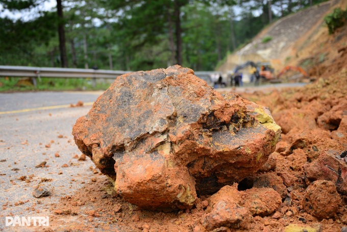 Landslides block mountain pass linking Dalat and Khanh Hoa coast - 3 Landslides block mountain pass linking Dalat and Khanh Hoa coast - 3