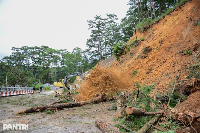 Landslides block mountain pass linking Dalat and Khanh Hoa coast - 4 Landslides block mountain pass linking Dalat and Khanh Hoa coast - 4