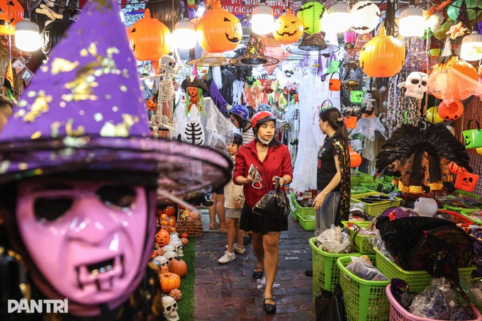 Halloween atmosphere in HCM City remains subdued - 3 Halloween atmosphere in HCM City remains subdued - 3