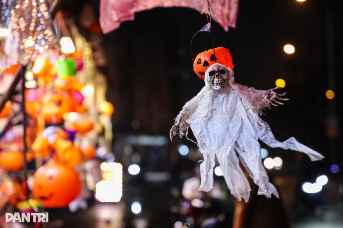 Halloween atmosphere in HCM City remains subdued - 7 Halloween atmosphere in HCM City remains subdued - 7