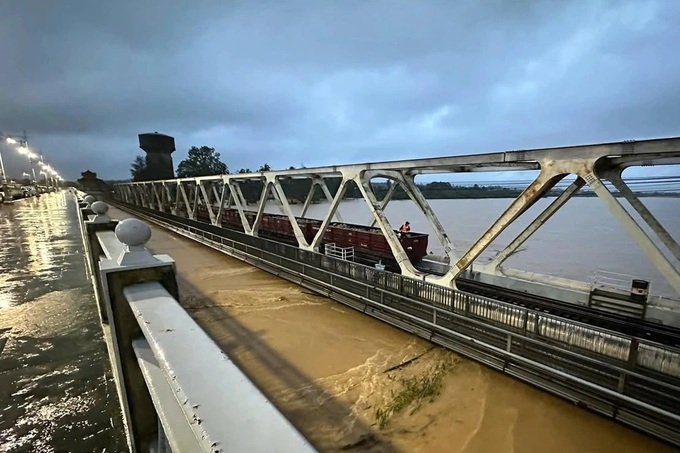Two trains deployed to secure Hue railway bridges amid flooding - 1 Two trains deployed to secure Hue railway bridges amid flooding - 1