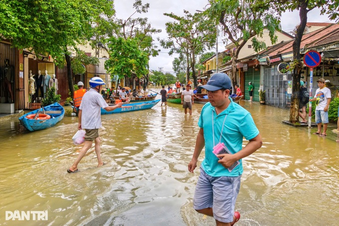 Hoi An submerged in historic floods - 6 Hoi An submerged in historic floods - 6