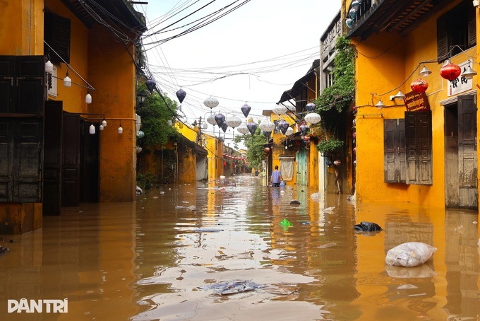 Hoi An suffers heavy losses amid historic floods - 1 Hoi An suffers heavy losses amid historic floods - 1