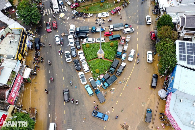 Mud and debris blanket Danang as floods recede - 1 Mud and debris blanket Danang as floods recede - 1