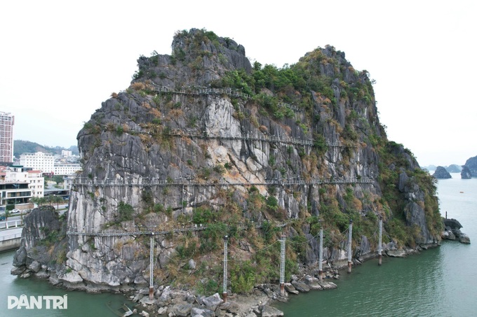 VND 140-billion damaged Ha Long Bay light system removed - 1 VND 140-billion damaged Ha Long Bay light system removed - 1