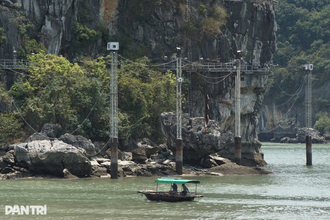 VND 140-billion damaged Ha Long Bay light system removed - 2 VND 140-billion damaged Ha Long Bay light system removed - 2
