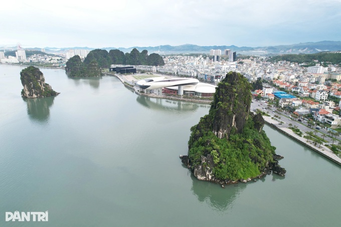VND 140-billion damaged Ha Long Bay light system removed - 3 VND 140-billion damaged Ha Long Bay light system removed - 3
