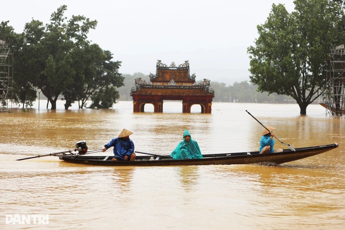 Hue Imperial Citadel reopens to visitors as floods recede - 4 Hue Imperial Citadel reopens to visitors as floods recede - 4