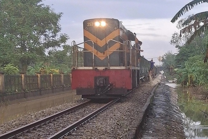 North-South railway resumes operations through Hue after flood disruption - 1 North-South railway resumes operations through Hue after flood disruption - 1