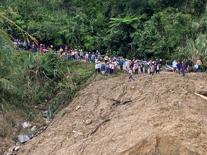 Landslide isolates more than 400 households in Quang Ngai - 1 Landslide isolates more than 400 households in Quang Ngai - 1