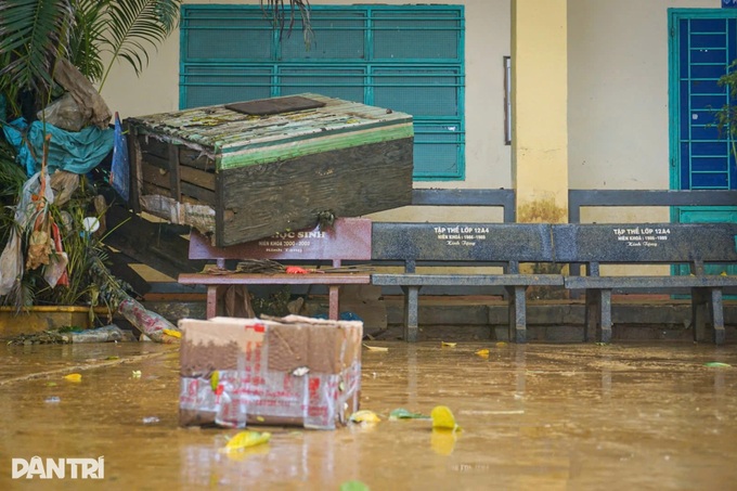 Mud and debris blanket Danang as floods recede - 7 Mud and debris blanket Danang as floods recede - 7