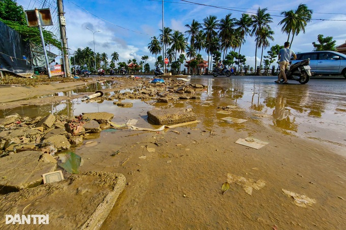 Mud and debris blanket Danang as floods recede - 5 Mud and debris blanket Danang as floods recede - 5