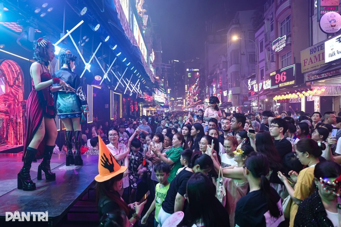 Ho Chi Minh City pedestrian streets draw thousands on Halloween night - 14