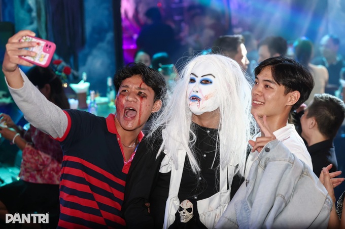 Ho Chi Minh City pedestrian streets draw thousands on Halloween night - 8