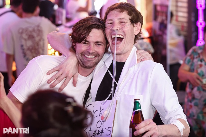 Ho Chi Minh City pedestrian streets draw thousands on Halloween night - 12