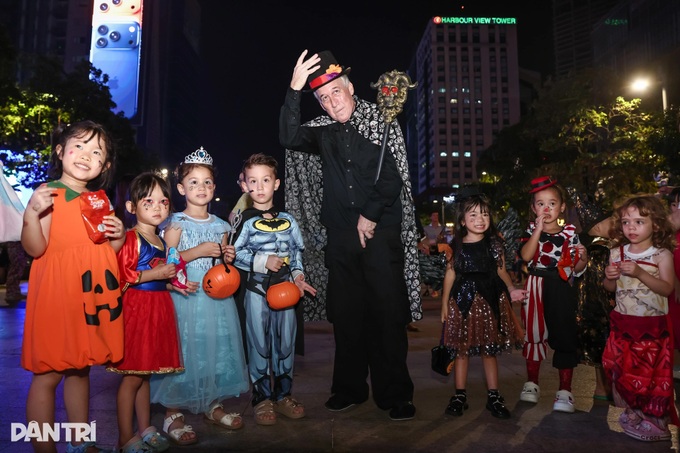 Ho Chi Minh City pedestrian streets draw thousands on Halloween night - 3