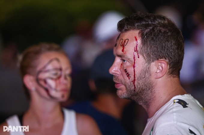 Ho Chi Minh City pedestrian streets draw thousands on Halloween night - 5