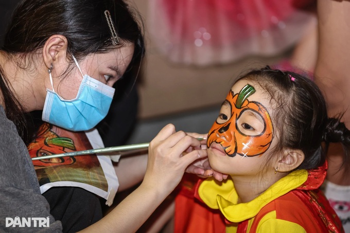 Ho Chi Minh City pedestrian streets draw thousands on Halloween night - 6