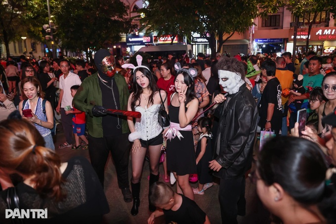 Ho Chi Minh City pedestrian streets draw thousands on Halloween night - 2