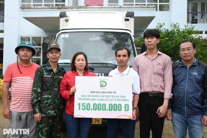 Dantri delivers 1,000 relief bags to flood-hit residents in Hue, Danang - 1