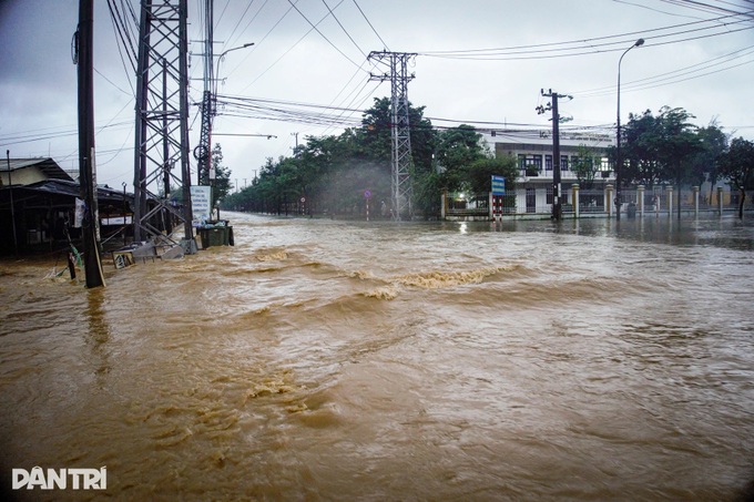 Heavy rain triggers widespread flooding in Danang - 6 Heavy rain triggers widespread flooding in Danang - 6