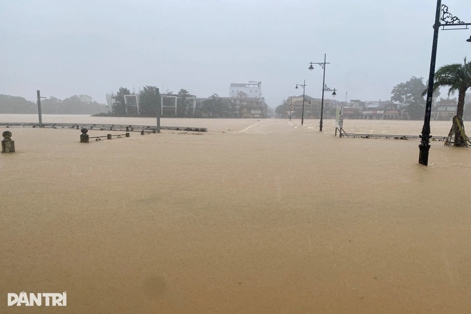 Schools close as floodwaters continue to rise in Hue - 1
