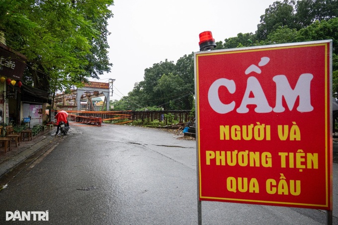 Long Bien Bridge repairs cause heavy congestion in Hanoi - 1
