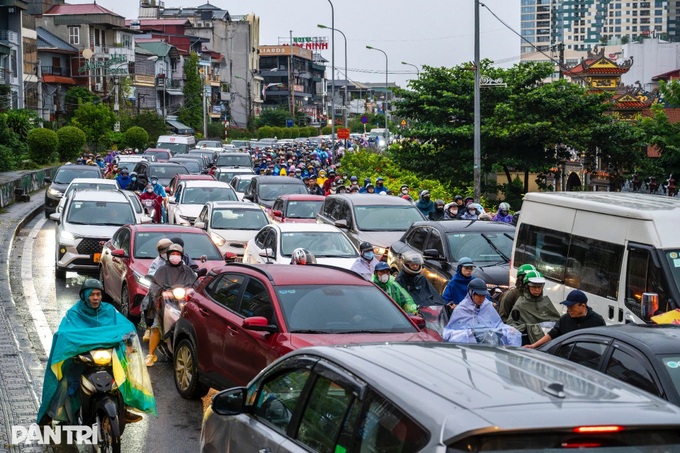 Long Bien Bridge repairs cause heavy congestion in Hanoi - 2