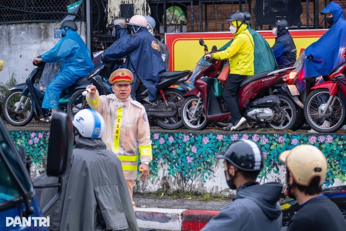 Long Bien Bridge repairs cause heavy congestion in Hanoi - 3